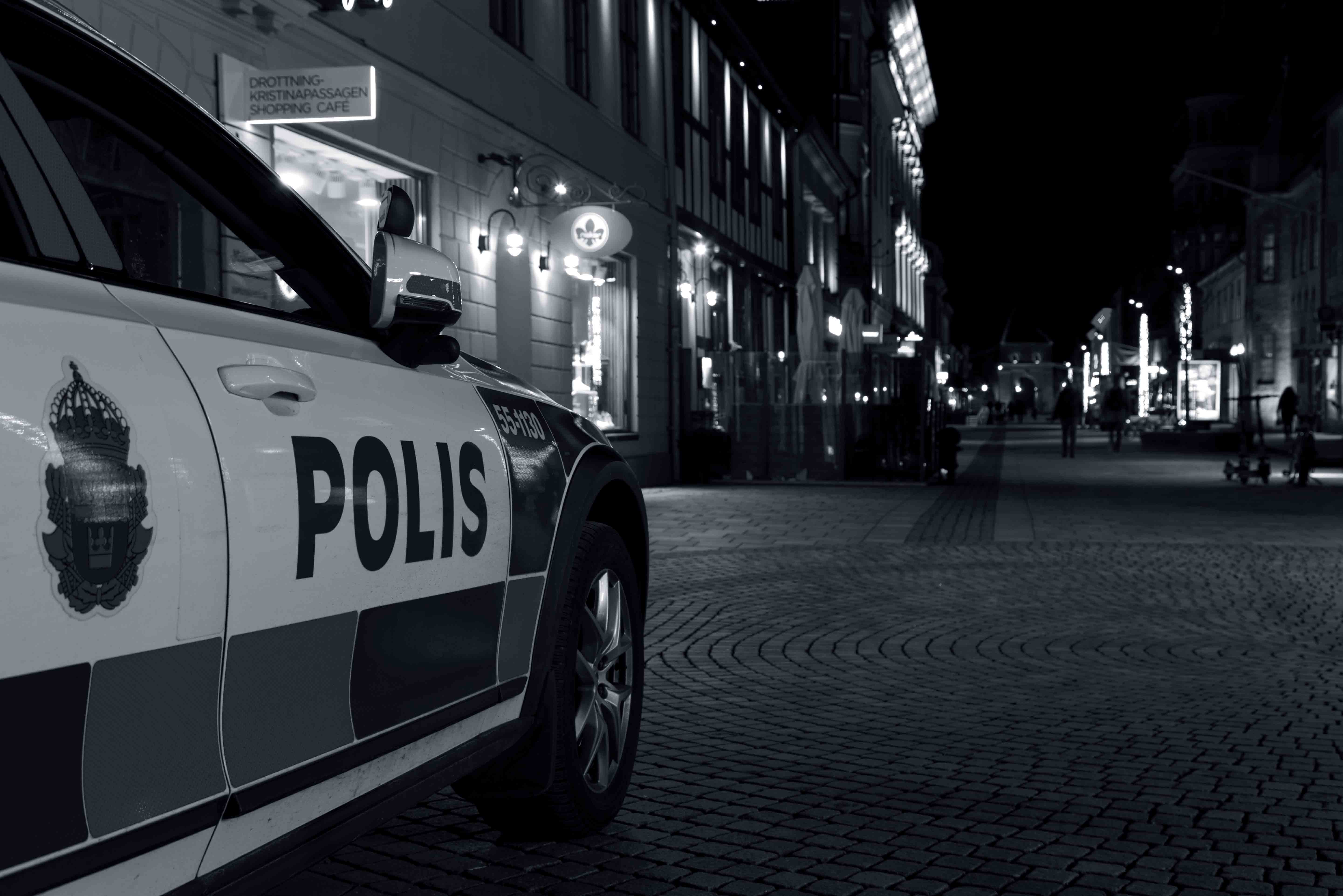 Polisbil i svensk småstad