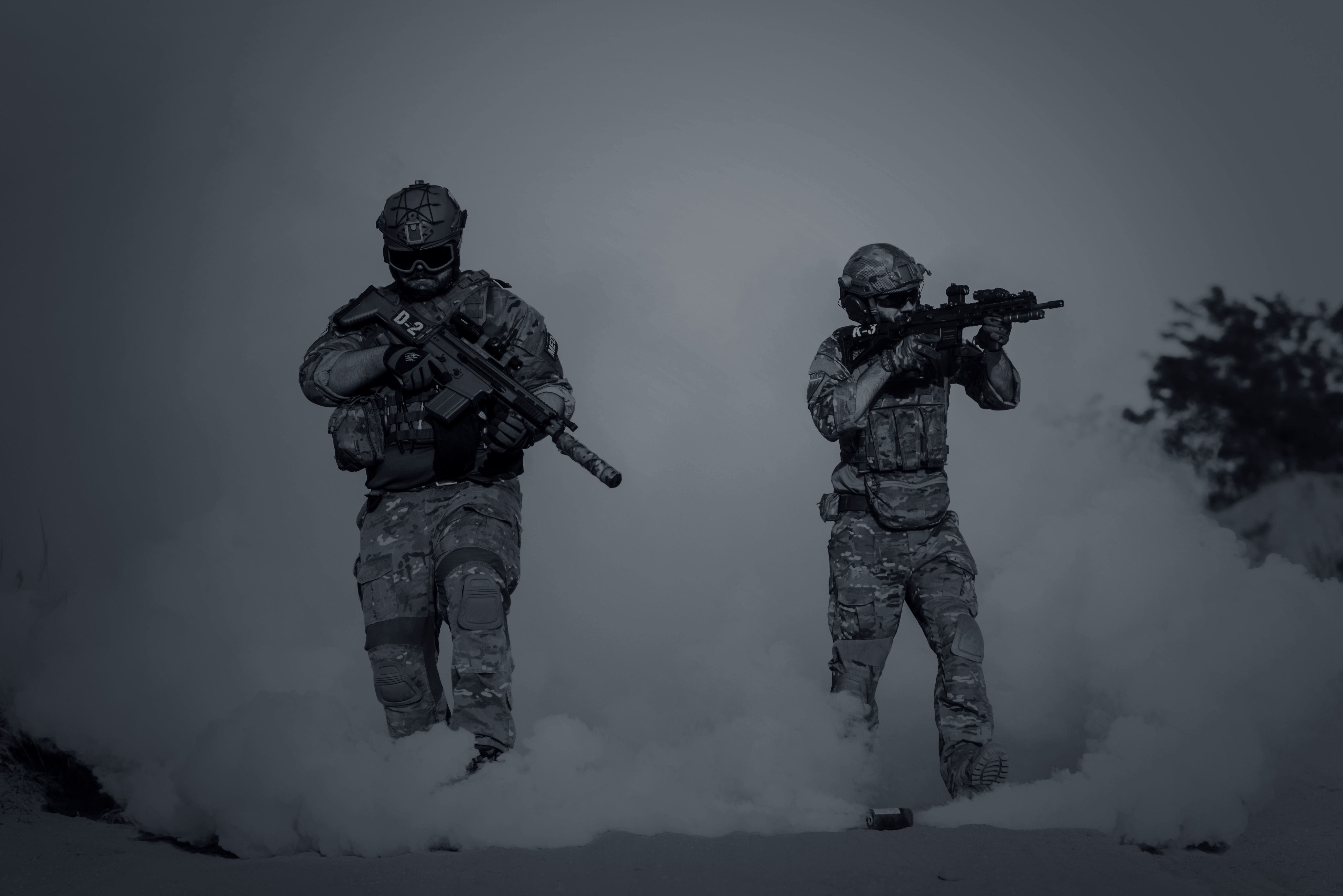 Två soldater med rök bakom