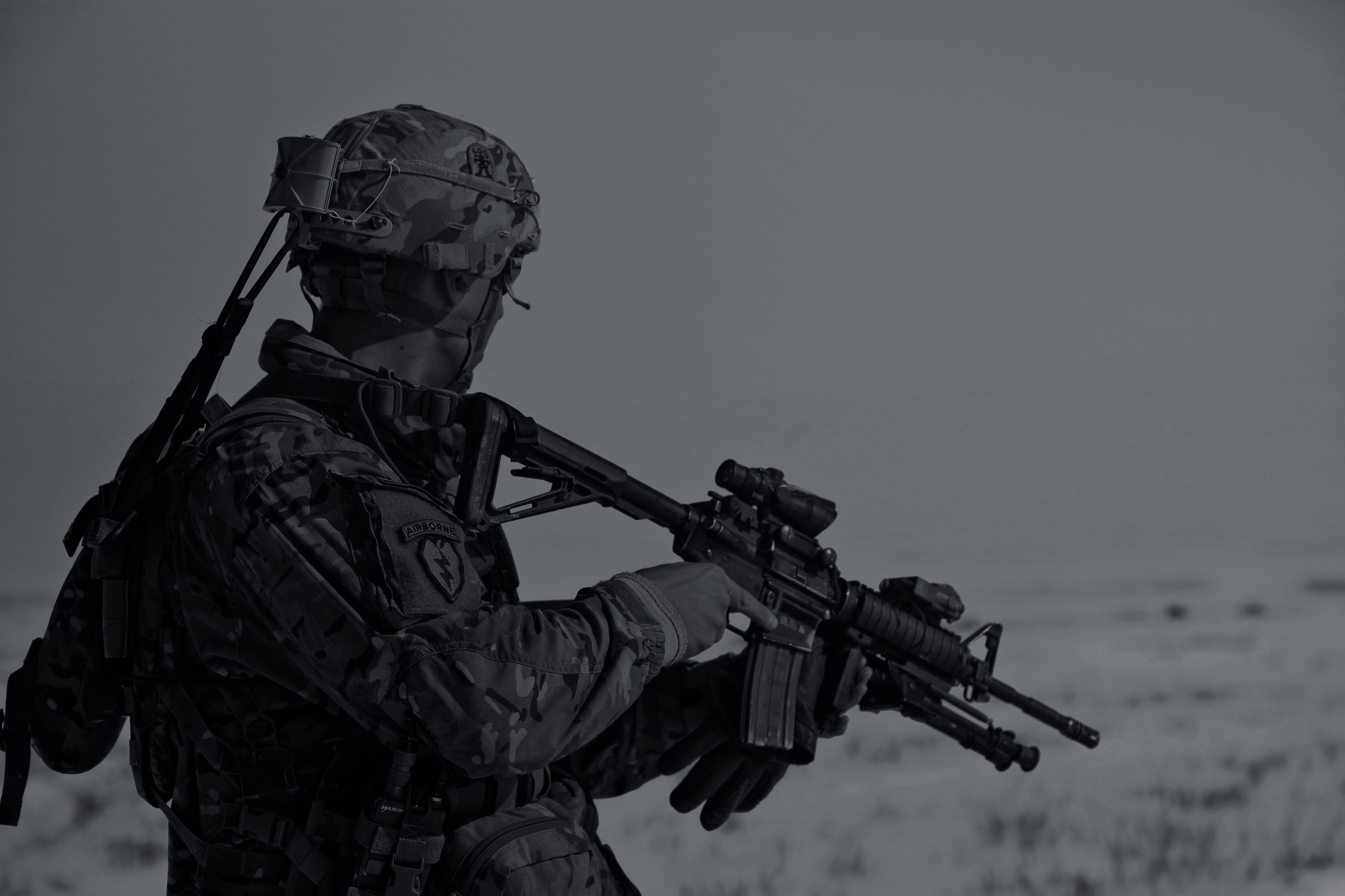 Soldat som spejar med automatkarbin M16