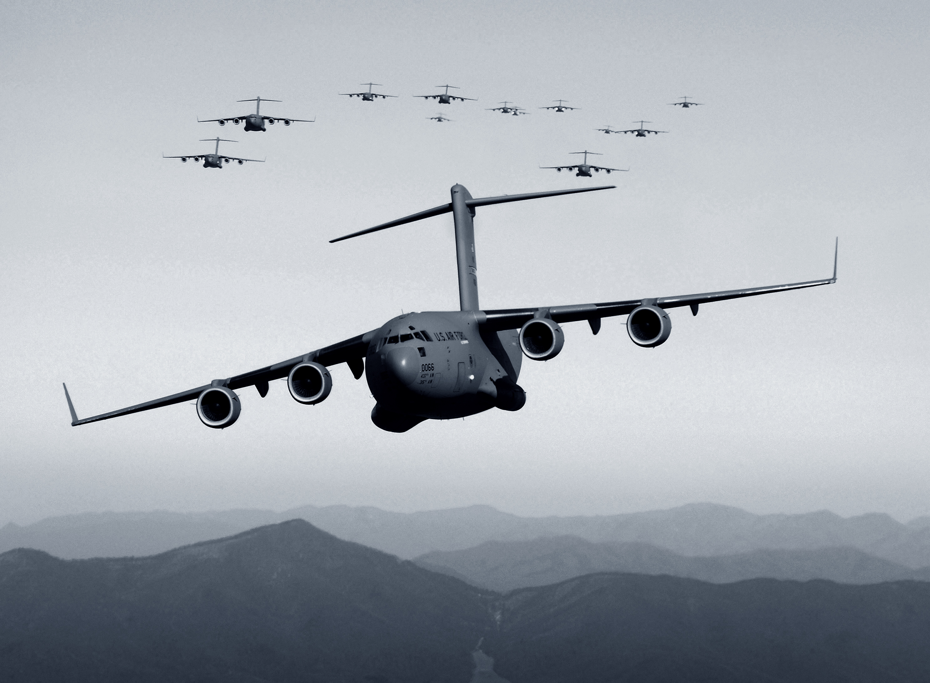 Militärflygplan som går ned för landning